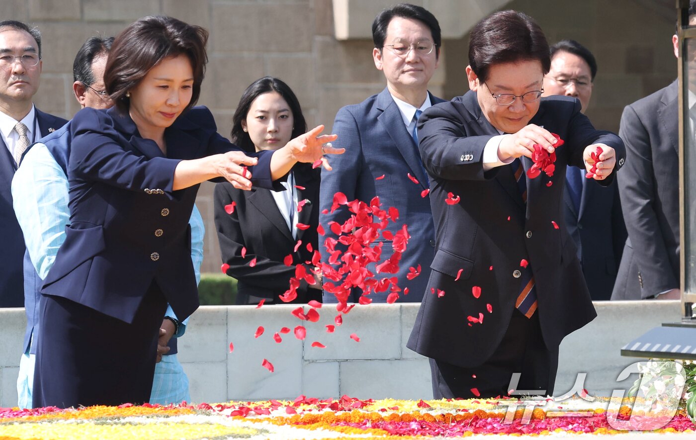 본문 이미지 - 인도를 국빈 방문 중인 이재명 대통령과 김혜경 여사가 20일 뉴델리 마하트마 간디 추모공원인 라즈가트를 방문해 헌화하고 있다. 2026.4.20 ⓒ 뉴스1 이재명 기자