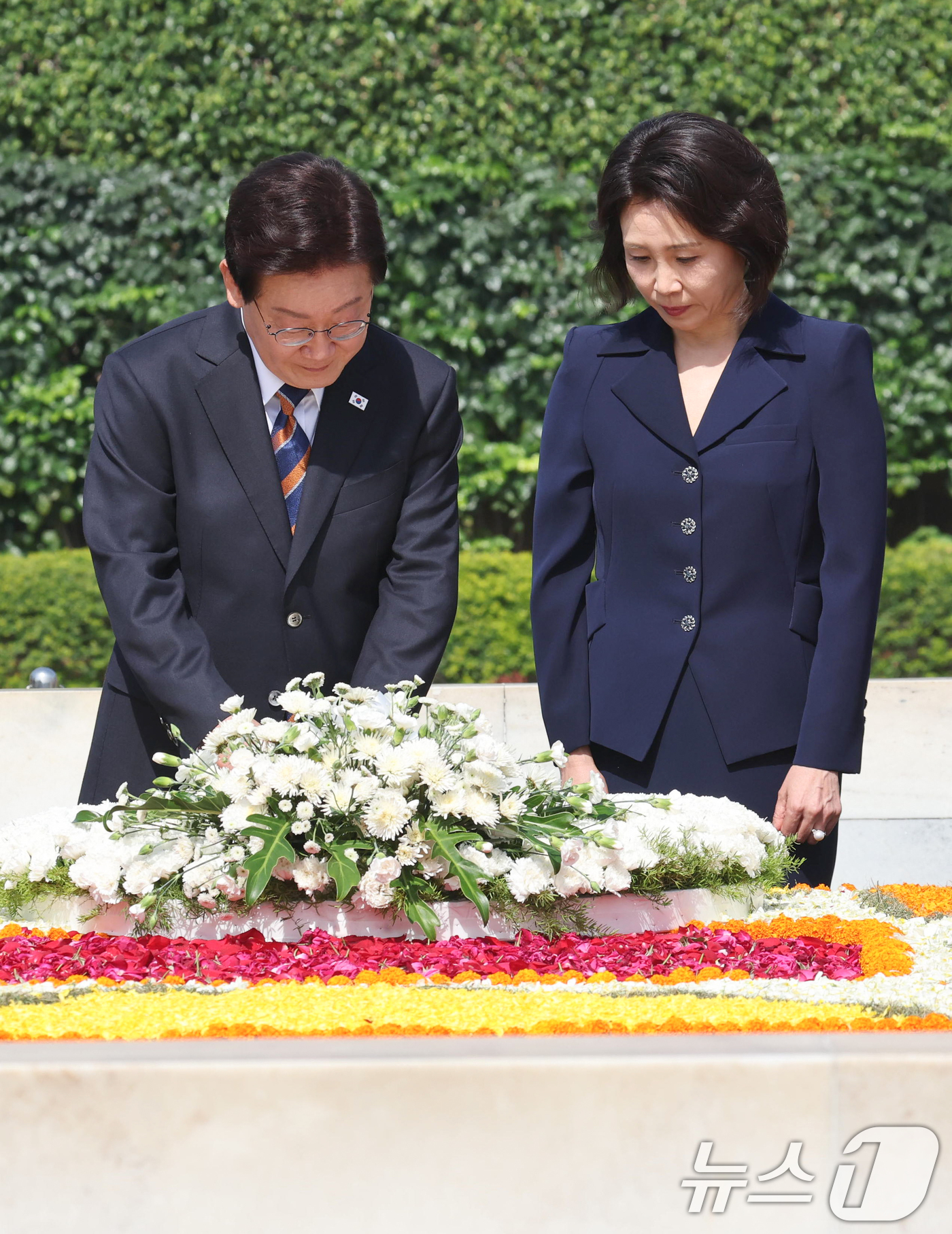 (뉴델리(인도)=뉴스1) 이재명 기자 = 인도를 국빈 방문 중인 이재명 대통령과 김혜경 여사가 20일 뉴델리 마하트마 간디 추모공원인 라즈가트를 방문해 헌화하고 있다. 2026.4 …