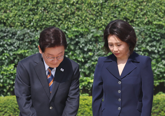 이재명 대통령 부부, 간디 추모공원 헌화