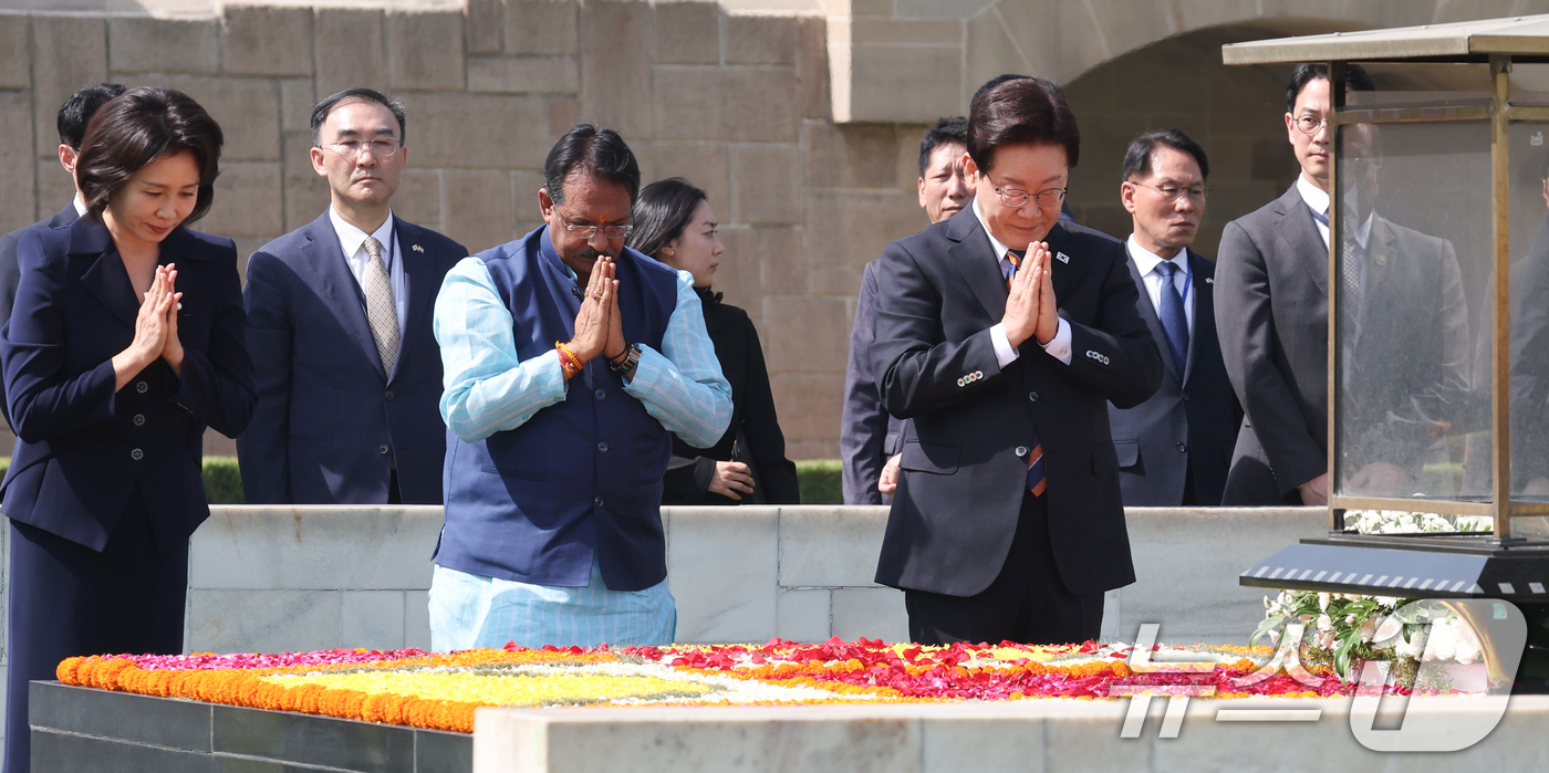 (뉴델리(인도)=뉴스1) 이재명 기자 = 인도를 국빈 방문 중인 이재명 대통령과 김혜경 여사가 20일 뉴델리 마하트마 간디 추모공원인 라즈가트를 방문해 헌화하고 있다. 2026.4 …