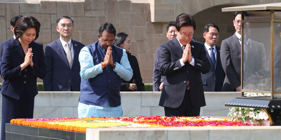 이재명 대통령 부부, 간디 추모공원 헌화