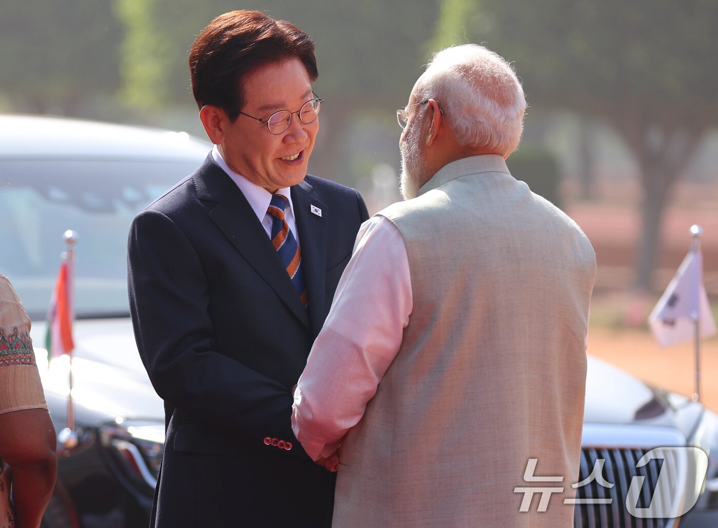 본문 이미지 - 이재명 대통령이 20일 뉴델리 대통령궁 광장에서 열린 공식환영식에서 나렌드라 모디 인도 총리와 인사하고 있다. 2026.4.20 ⓒ 뉴스1 이재명 기자