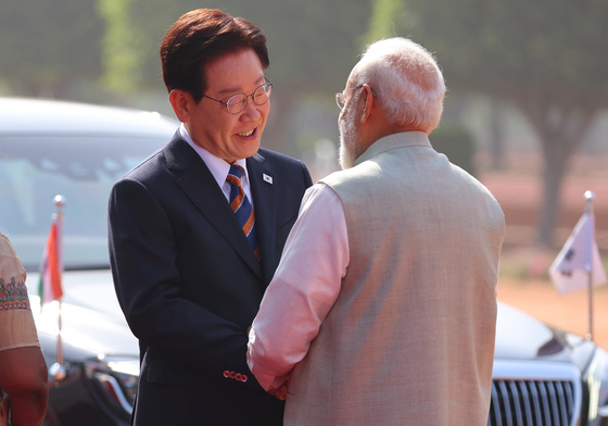 李대통령, 간디 추모 "온세상 평화 가득하길"…곧 정상회담(종합)