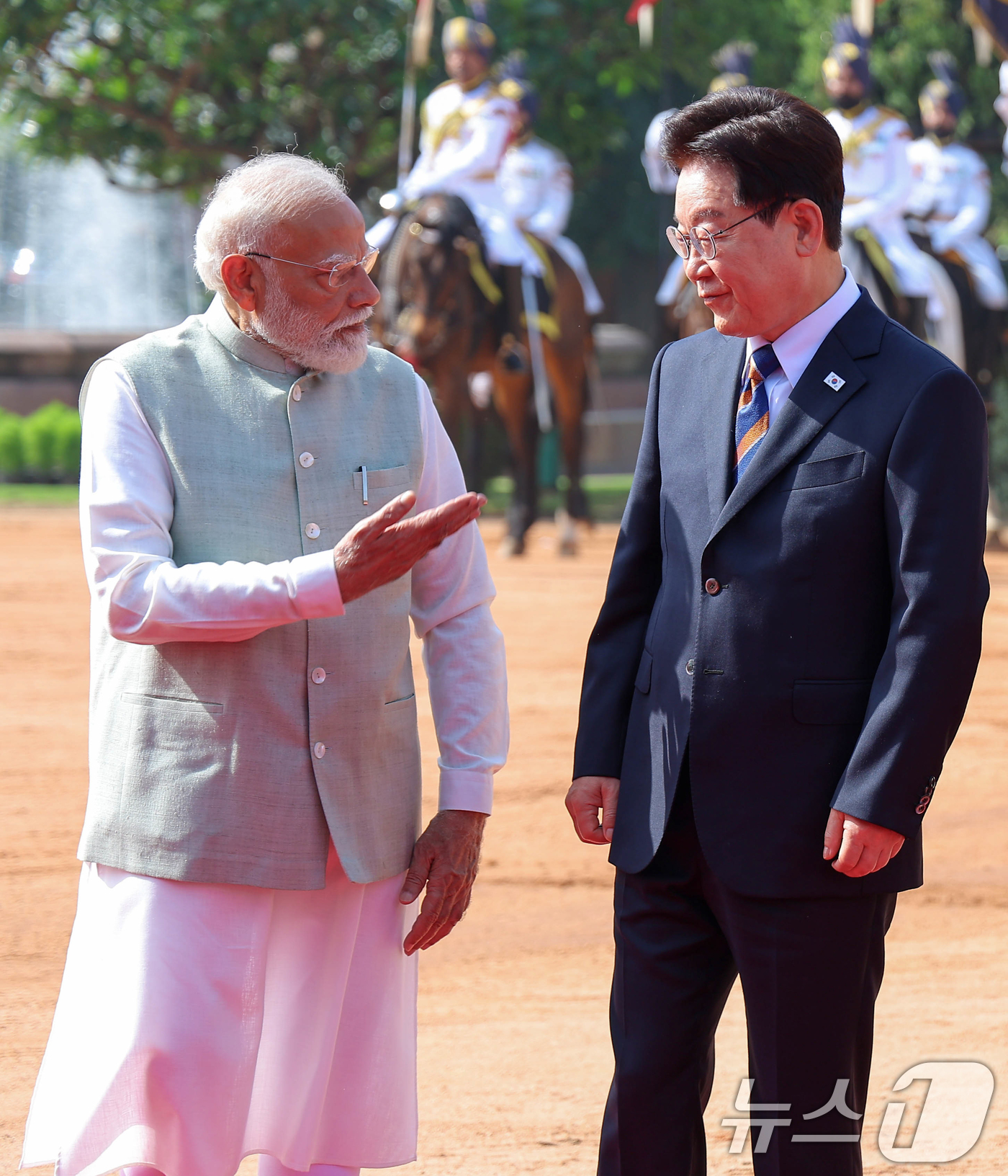 (뉴델리(인도)=뉴스1) 이재명 기자 = 이재명 대통령이 20일 뉴델리 대통령궁 광장에서 열린 공식환영식에서 나렌드라 모디 인도 총리와 대화하고 있다. 2026.4.20/뉴스1