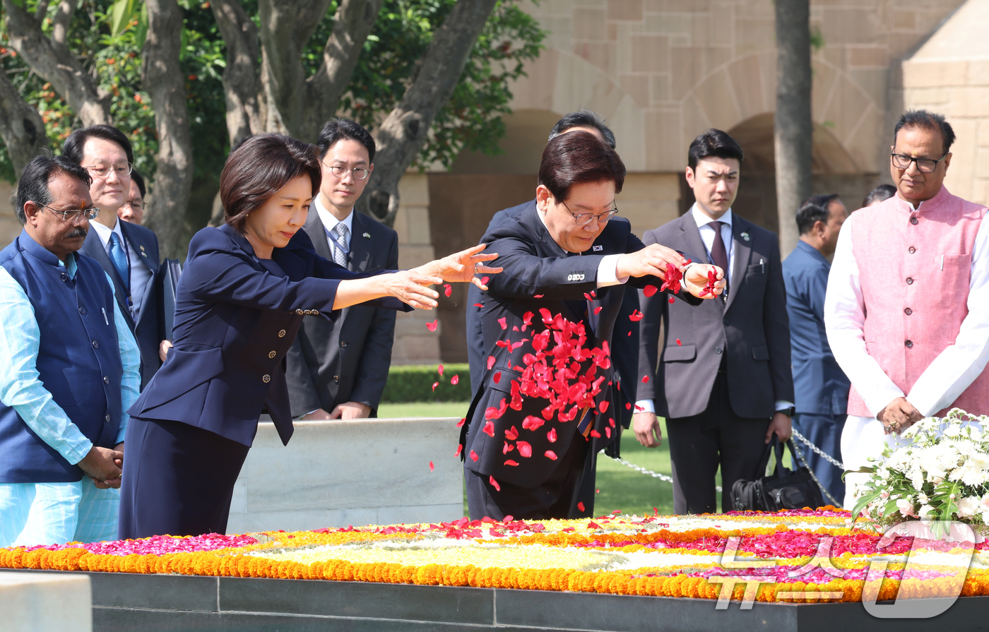 (뉴델리(인도)=뉴스1) 이재명 기자 = 인도를 국빈 방문 중인 이재명 대통령과 김혜경 여사가 20일 뉴델리 마하트마 간디 추모공원인 라즈가트를 방문해 헌화하고 있다. 2026.4 …