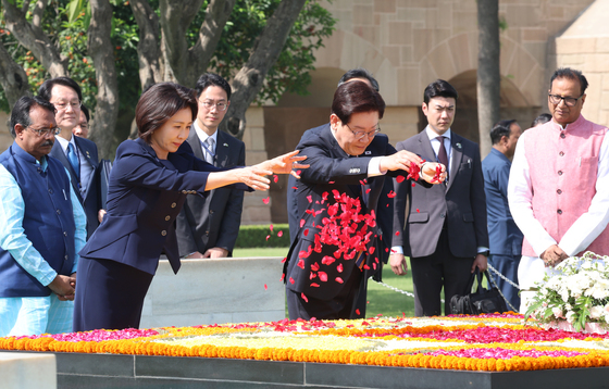 이재명 대통령, 간디추모공원 헌화