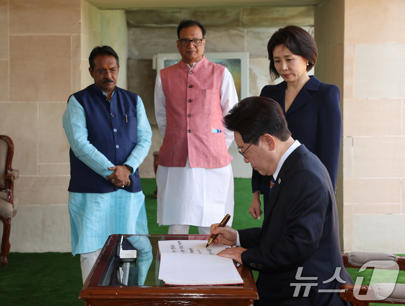 (뉴델리(인도)=뉴스1) 이재명 기자 = 인도를 국빈 방문 중인 이재명 대통령이 20일 뉴델리 마하트마 간디 추모공원인 라즈가트를 방문해 방명록을 작성하고 있다. 2026.4.20 …