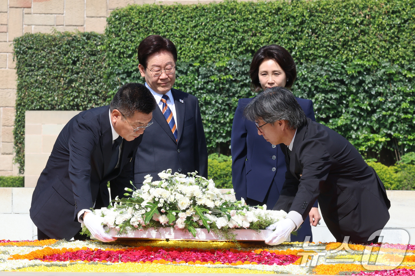 (뉴델리(인도)=뉴스1) 이재명 기자 = 인도를 국빈 방문 중인 이재명 대통령과 김혜경 여사가 20일 뉴델리 마하트마 간디 추모공원인 라즈가트를 방문해 헌화하고 있다. 2026.4 …
