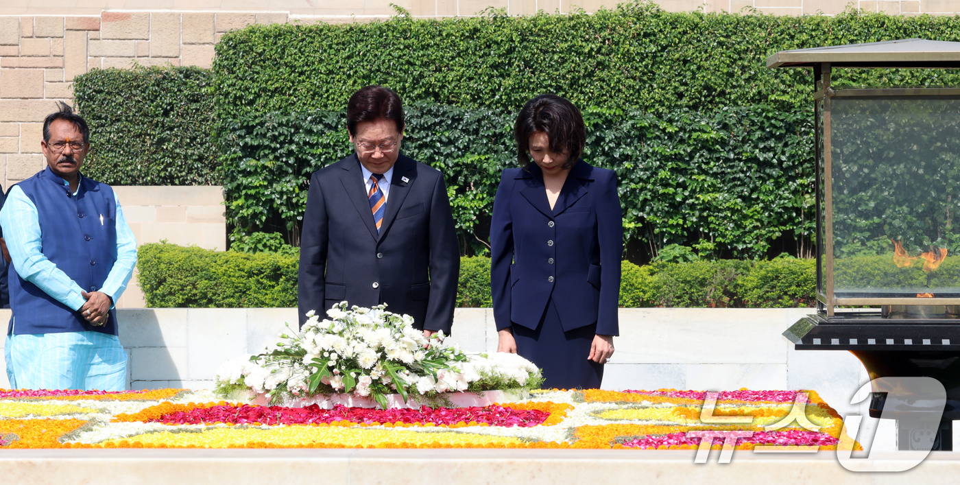 (뉴델리(인도)=뉴스1) 이재명 기자 = 인도를 국빈 방문 중인 이재명 대통령과 김혜경 여사가 20일 뉴델리 마하트마 간디 추모공원인 라즈가트를 방문해 묵념하고 있다. 2026.4 …