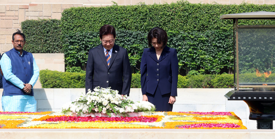 이재명 대통령 부부, 간디 추모공원 묵념