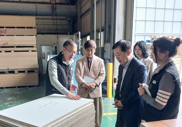 이태식 한유원 대표, 부산 가구기업 방문…조달시장 애로 청취