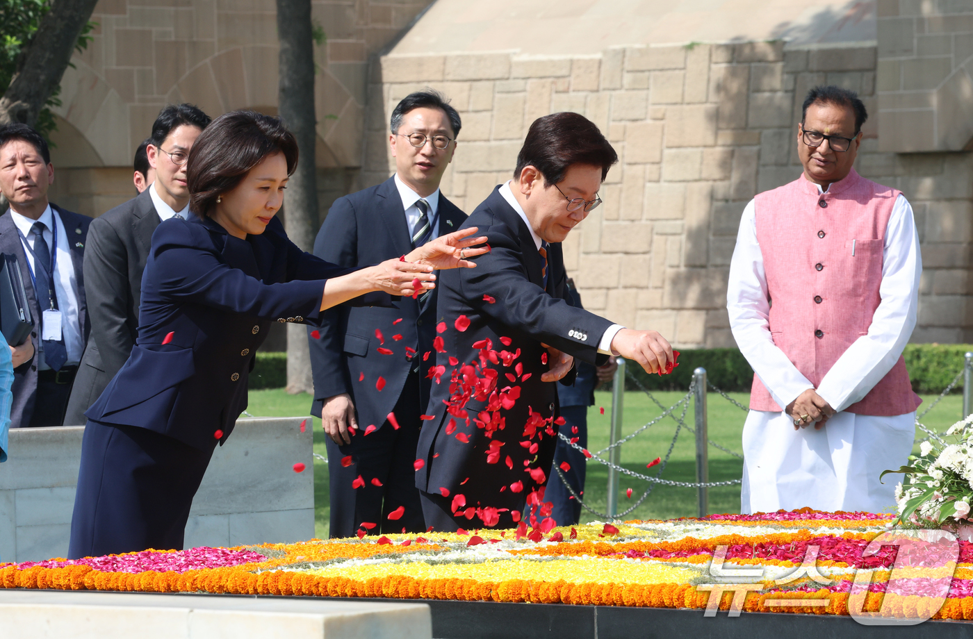 (뉴델리(인도)=뉴스1) 이재명 기자 = 인도를 국빈 방문 중인 이재명 대통령과 김혜경 여사가 20일 뉴델리 마하트마 간디 추모공원인 라즈가트를 방문해 헌화하고 있다. 2026.4 …