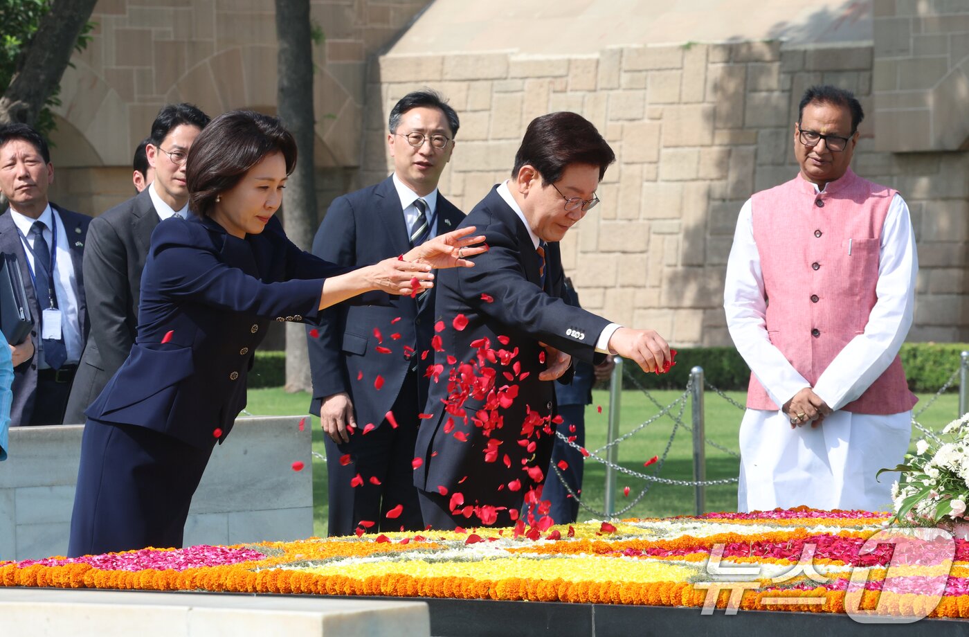 본문 이미지 - 인도를 국빈 방문 중인 이재명 대통령과 김혜경 여사가 20일 뉴델리 마하트마 간디 추모공원인 라즈가트를 방문해 헌화하고 있다. 2026.4.20 ⓒ 뉴스1 이재명 기자