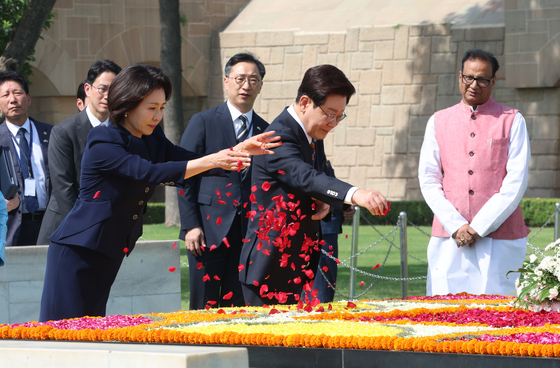 李대통령, 간디 추모 "온세상 평화 가득하길"…곧 정상회담(종합)