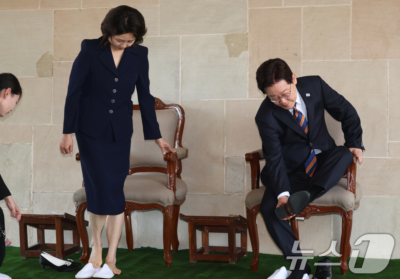 (뉴델리(인도)=뉴스1) 이재명 기자 = 인도를 국빈 방문 중인 이재명 대통령과 김혜경 여사가 20일 뉴델리 마하트마 간디 추모공원인 라즈가트를 방문해 헌화를 하기 위해 슬리퍼를 …