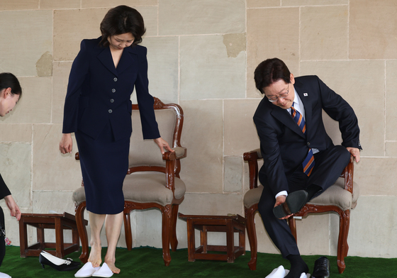 간디 추모공원 방문한 이재명 대통령 '슬리퍼 신고 참배'