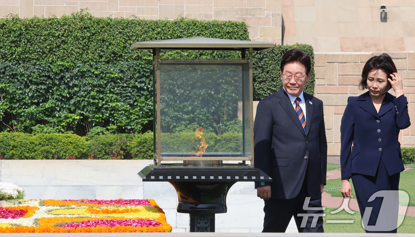 (뉴델리(인도)=뉴스1) 이재명 기자 = 인도를 국빈 방문 중인 이재명 대통령과 김혜경 여사가 20일 뉴델리 마하트마 간디 추모공원인 라즈가트를 방문하고 있다. 2026.4.20/ …