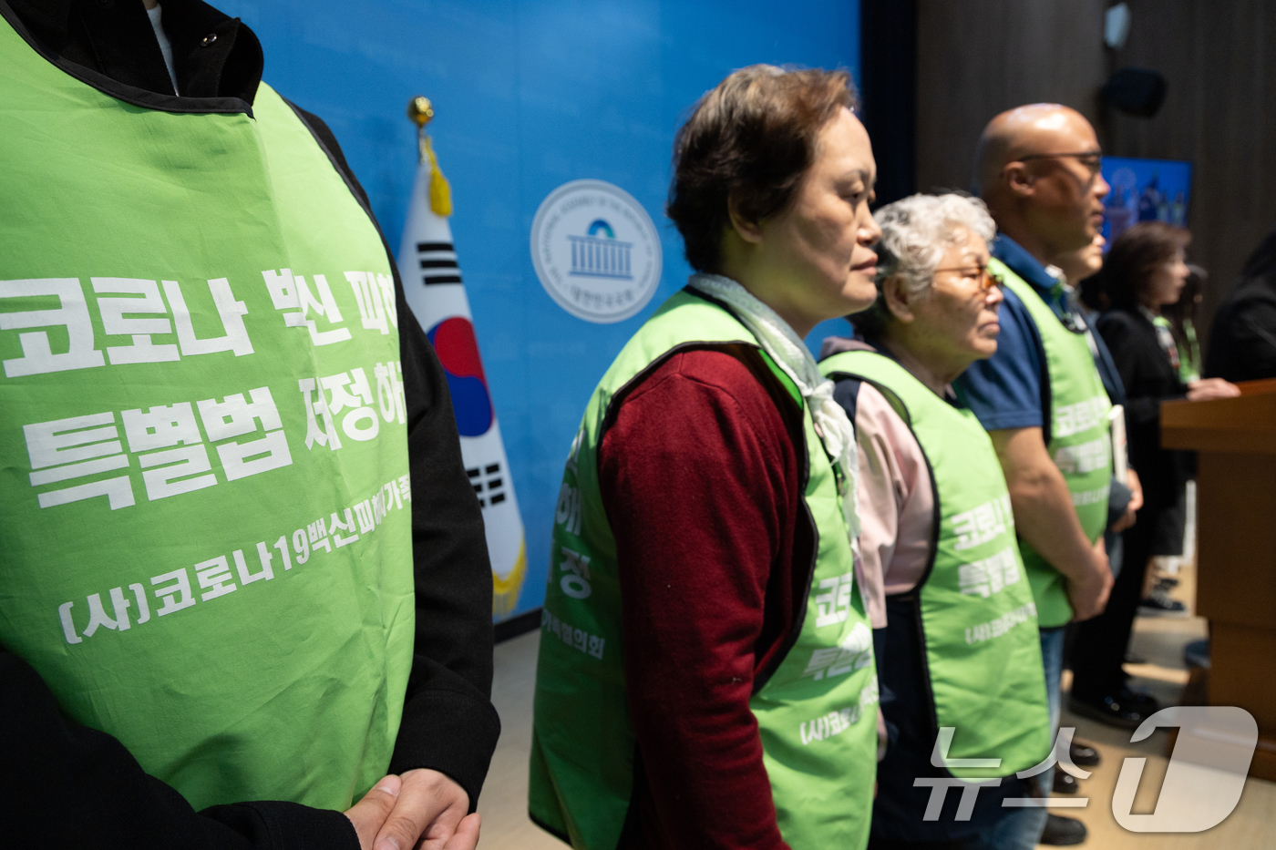 (서울=뉴스1) 이승배 기자 = 나경원 국민의힘 의원이 20일 서울 여의도 국회 소통관에서 열린 코로나19 백신 피해 가족 합동 기자회견에서 코로나19 백신 접종 이후 발생한 피해 …