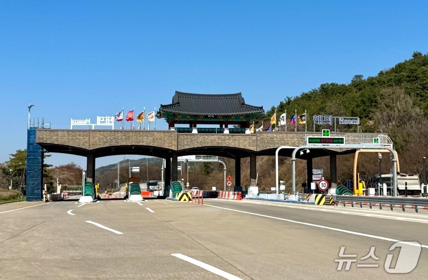 본문 이미지 - 고속도로 톨게이트 특성화 사업이 완료된 해미 톨게이트 모습(서산시 제공. 재판매 및 DB금지)2026.4.20/뉴스1