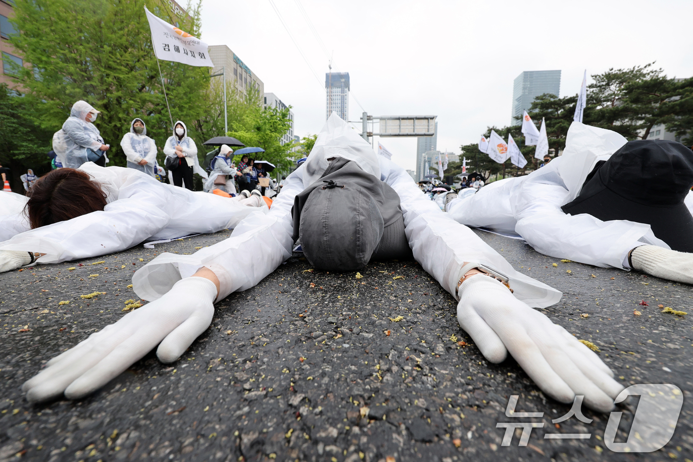 (서울=뉴스1) 황기선 기자 = 장애인의 날인 20일 오후 서울 국회의사당역 앞에서 전국장애인부모연대 회원들이 장애인 시설 내 학대 사건의 국정조사 등을 촉구하며 오체투지를 하고 …