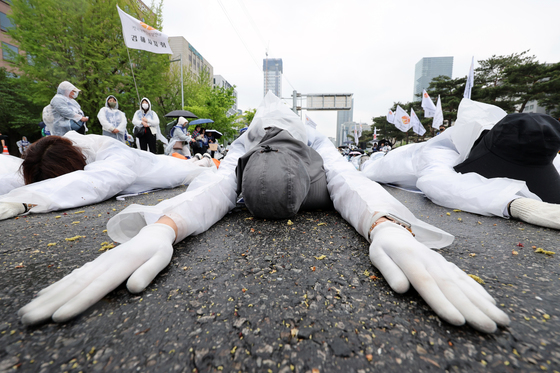 아스팔트 위 오체투지
