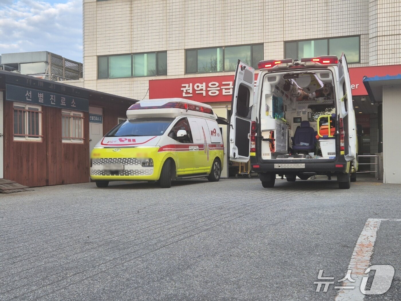 본문 이미지 - 지난 17일 권역응급의료센터인 강릉아산병원 응급실 입구에 119 구급차가 환자 이송을 위해 들어서 있다. 뉴스1 윤왕근 기자