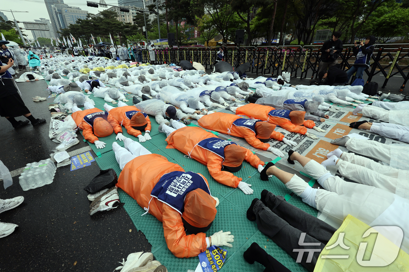 (서울=뉴스1) 황기선 기자 = 장애인의 날인 20일 오후 서울 국회의사당역 앞에서 전국장애인부모연대 회원들이 장애인 시설 내 학대 사건의 국정조사 등을 촉구하며 오체투지를 하고 …