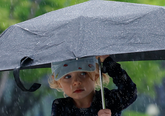 '아빠 우산 씌워줄게'