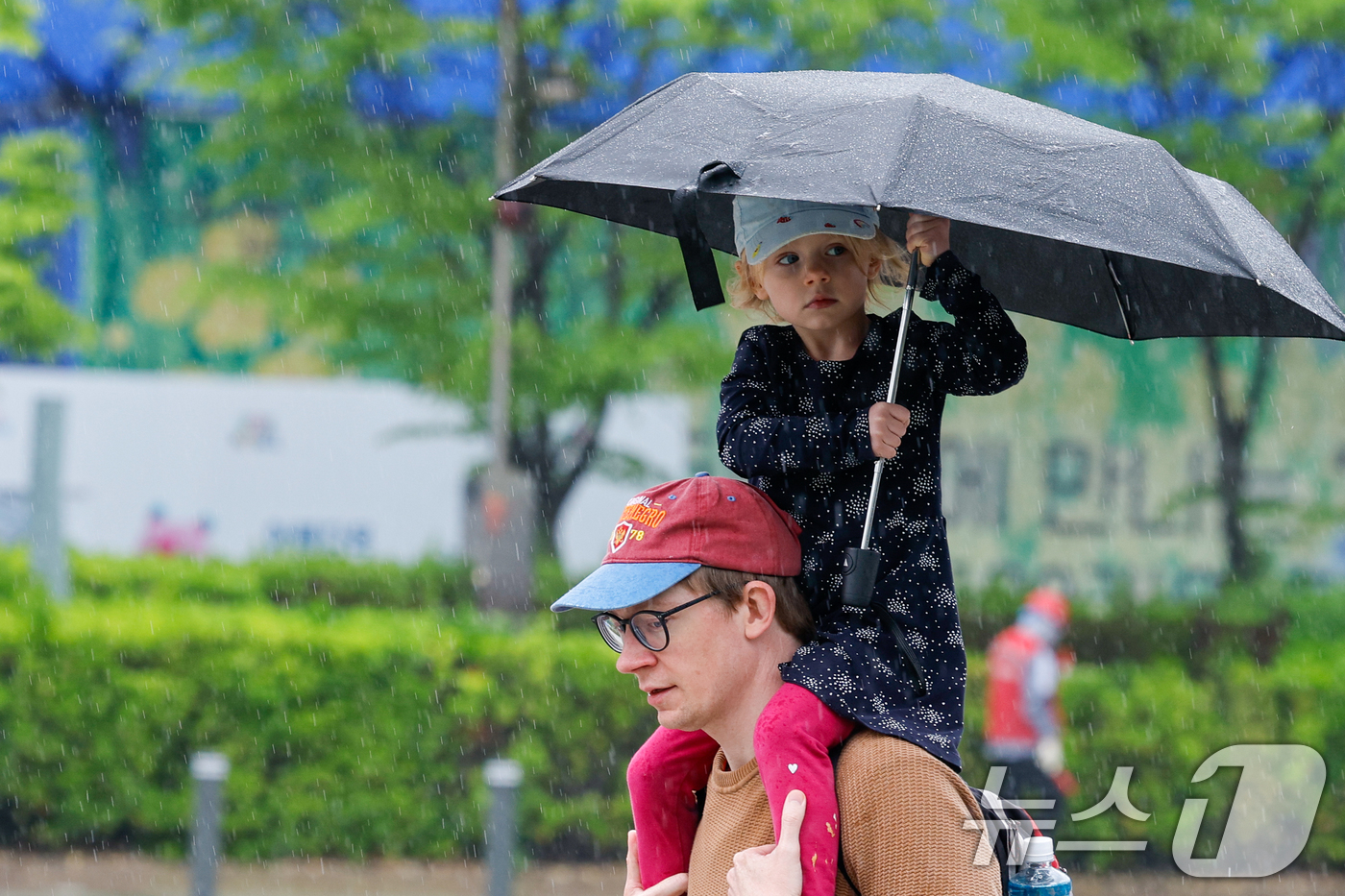(서울=뉴스1) 안은나 기자 = 절기상 '곡우'(穀雨, 백곡을 기름지게 하는 봄비가 내림)인 20일 서울 중구 세종대로에서 우산을 쓴 외국인 어린이가 목마를 타고 있다. 2026. …