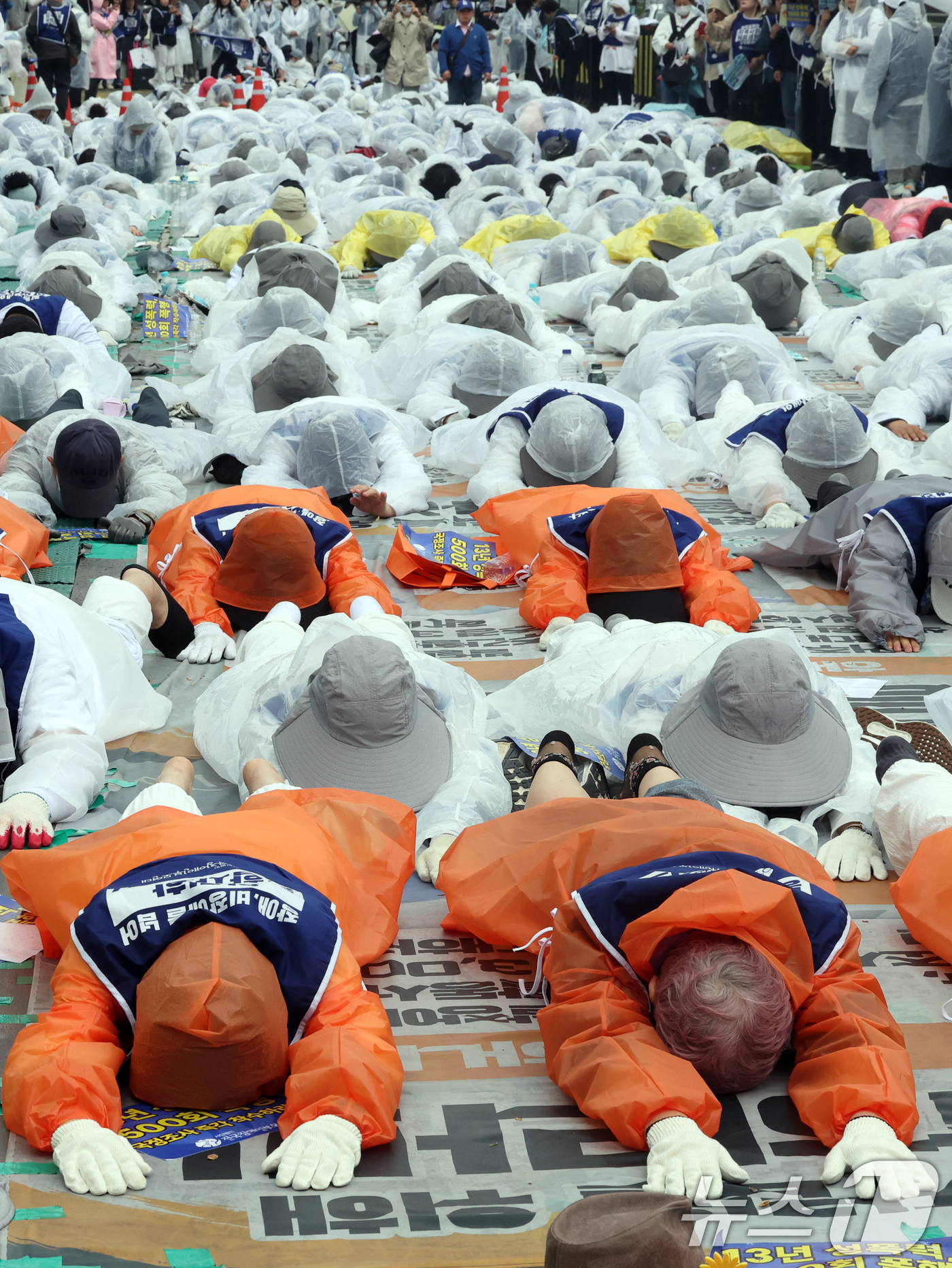 (서울=뉴스1) 황기선 기자 = 장애인의 날인 20일 오후 서울 국회의사당역 앞에서 전국장애인부모연대 회원들이 장애인 시설 내 학대 사건의 국정조사 등을 촉구하며 오체투지를 하고 …