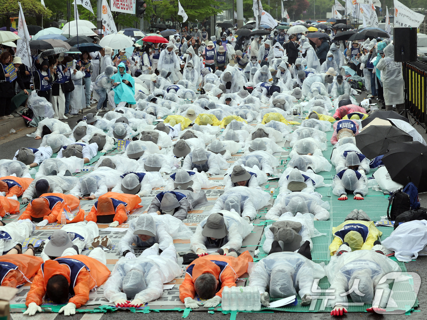 (서울=뉴스1) 황기선 기자 = 장애인의 날인 20일 오후 서울 국회의사당역 앞에서 전국장애인부모연대 회원들이 장애인 시설 내 학대 사건의 국정조사 등을 촉구하며 오체투지를 하고 …