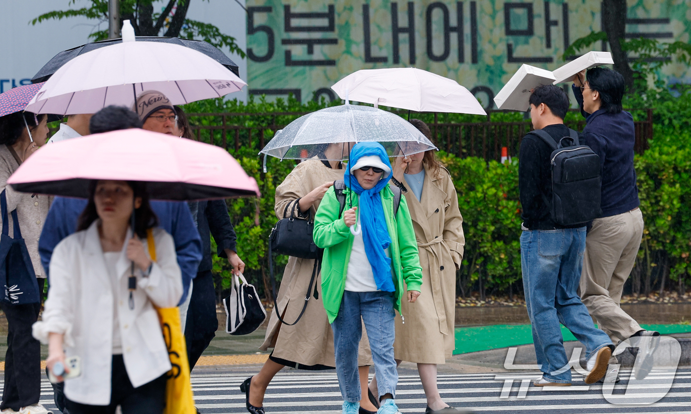 (서울=뉴스1) 안은나 기자 = 절기상 '곡우'(穀雨, 백곡을 기름지게 하는 봄비가 내림)인 20일 서울 중구 세종대로에서 우산 대신 봉투를 쓴 시민들이 지나가고 있다. 2026. …