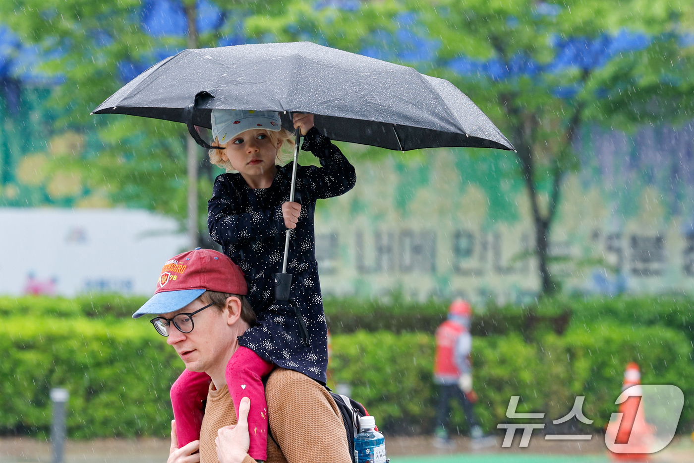 (서울=뉴스1) 안은나 기자 = 절기상 '곡우'(穀雨, 백곡을 기름지게 하는 봄비가 내림)인 20일 서울 중구 세종대로에서 우산을 쓴 외국인 어린이가 목마를 타고 있다. 2026. …