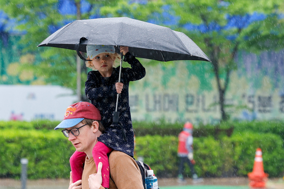 '아빠 우산 씌워줄게'