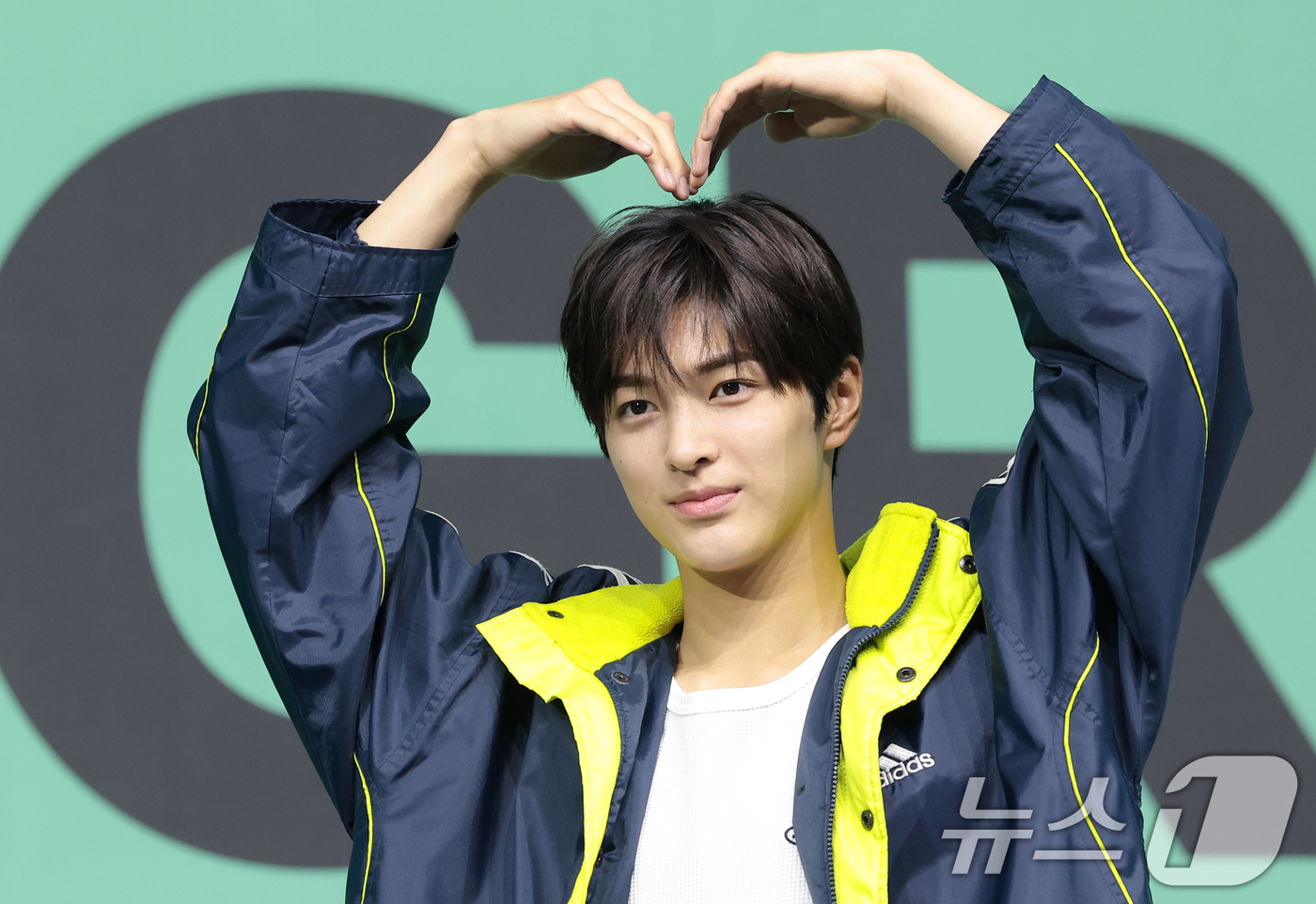 (서울=뉴스1) 권현진 기자 = 그룹 코르티스(CORTIS)의 건호가 20일 서울 광진구 예스24라이브홀에서 열린 미니 2집 'GREENGREEN'(그린그린) 발매 쇼케이스에서 포 …