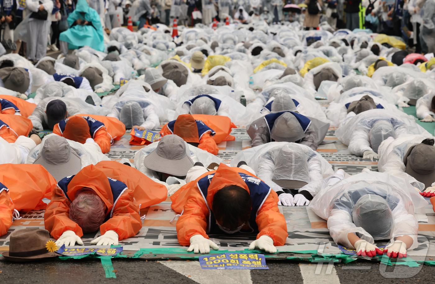 (서울=뉴스1) 이종수 인턴기자 = 20일 서울 영등포구 국회의사당역 일대에서 전국장애인부모연대 회원들이 장애인 권리 보장을 촉구하며 오체투지를 하고 있다. 2026.4.20/뉴스 …