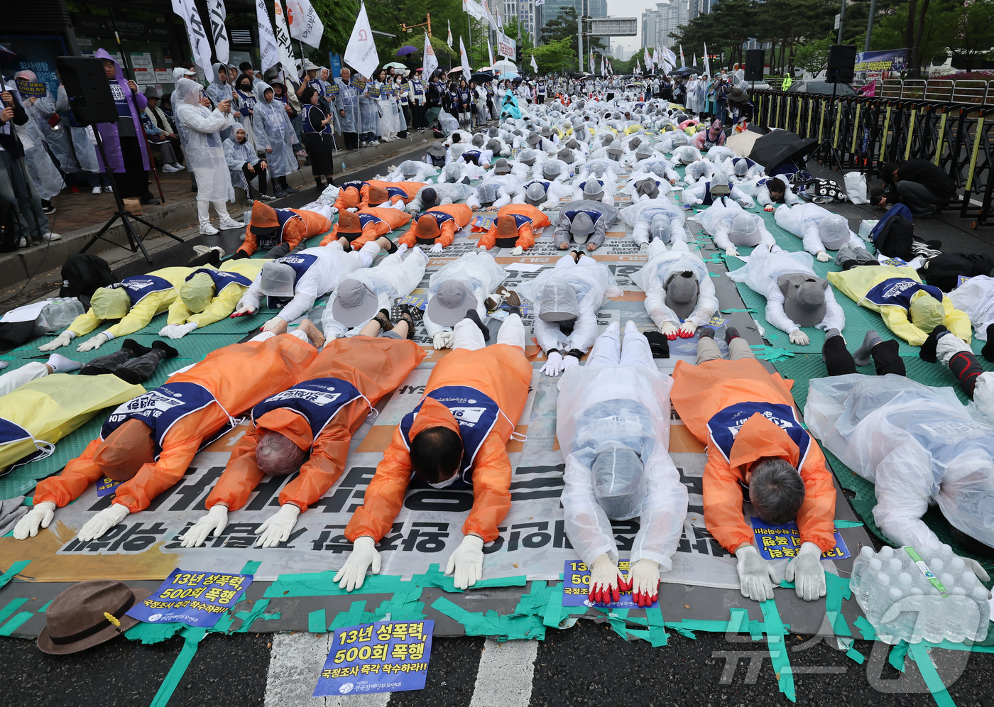 (서울=뉴스1) 이종수 인턴기자 = 20일 서울 영등포구 국회의사당역 일대에서 전국장애인부모연대 회원들이 장애인 권리 보장을 촉구하며 오체투지를 하고 있다. 2026.4.20/뉴스 …