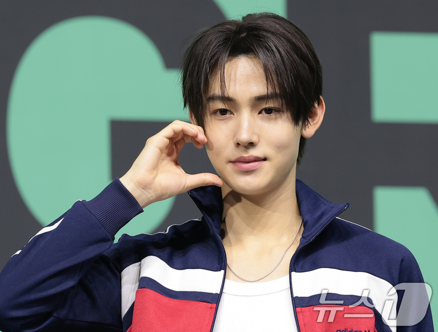 (서울=뉴스1) 권현진 기자 = 그룹 코르티스(CORTIS)의 성현이 20일 서울 광진구 예스24라이브홀에서 열린 미니 2집 'GREENGREEN'(그린그린) 발매 쇼케이스에서 포 …