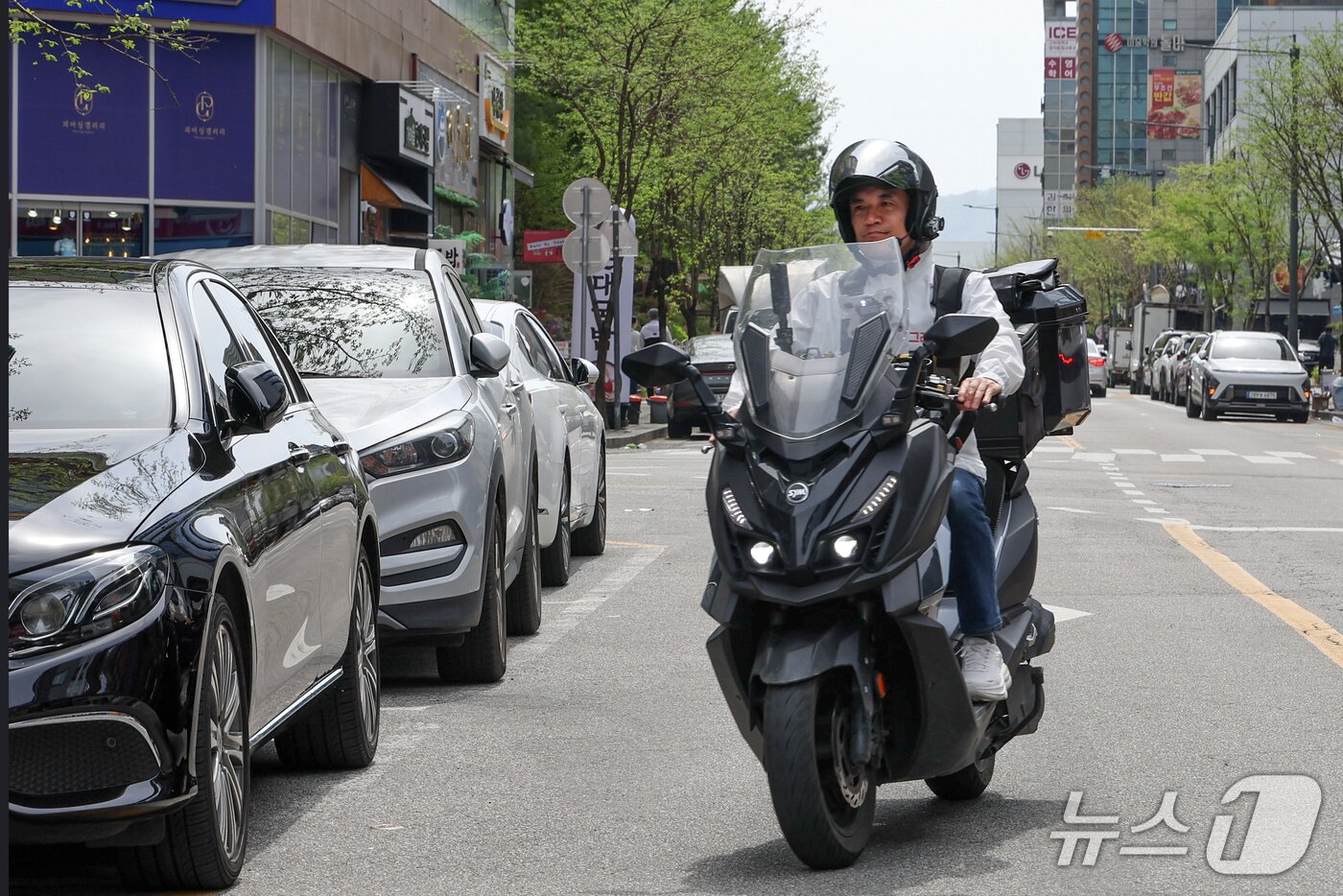 본문 이미지 - 김진태 국민의힘 강원특별자치도지사 후보가 19일 원주시의 한 파스타 가게에서 음식 배달을 한 뒤 배달 라이더들과 간담회를 갖고 현장의 의견을 청취했다.(김진태 예비후보 측 제공. 재판매 및 DB금지)/뉴스1
