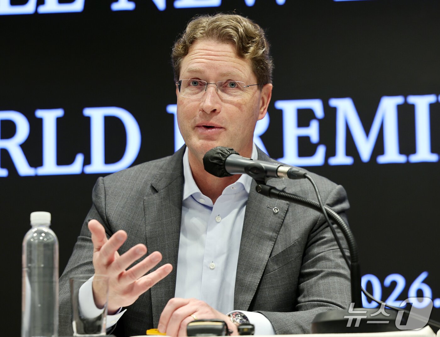 본문 이미지 - 올라 칼레니우스 메르세데스-벤츠 그룹 AG 이사회 의장 겸 CEO가 20일 서울 강남구 안다즈 서울강남에서 열린 ‘메르세데스 벤츠 디 올-뉴 일렉트릭 C클래스 월드 프리미어 인 서울’에 참석해 취재진 질문에 답변하고 있다. 2026.4.20 ⓒ 뉴스1 김진환 기자