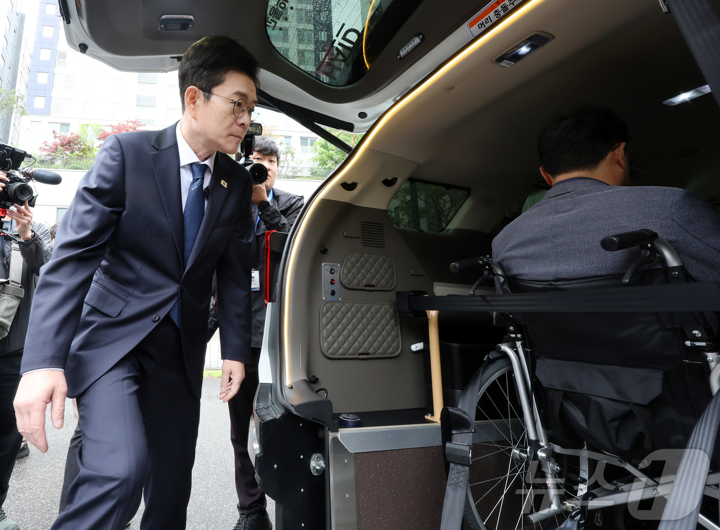 (서울=뉴스1) 김진환 기자 = 정원오 더불어민주당 서울시장 후보가 20일 오후 서울 성동구 금호스포츠센터 주차장에서 열린 찾아가는 서울人터뷰 '장애인 콜택시편'에서 장애인 콜택시 …