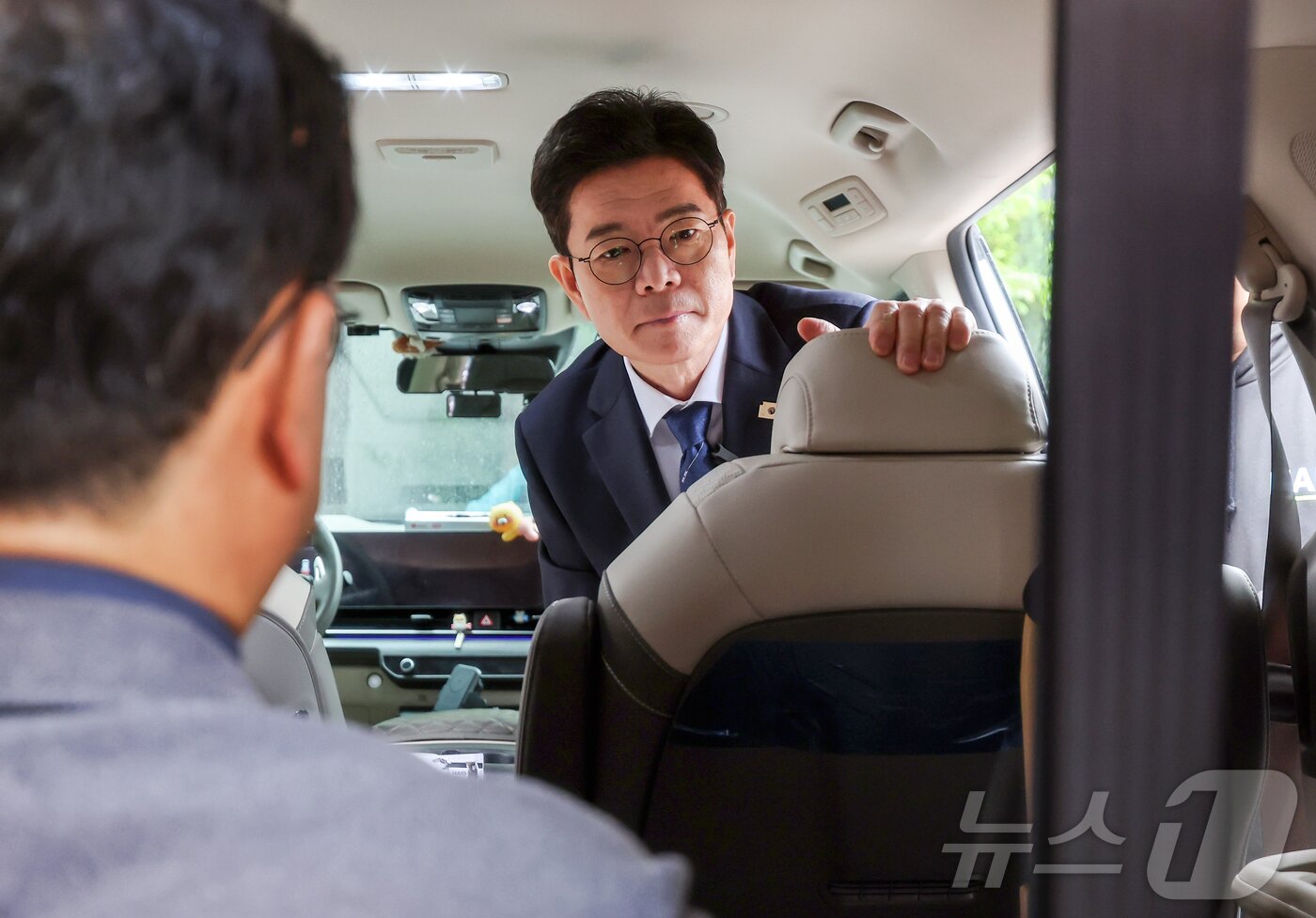 본문 이미지 - 정원오 더불어민주당 서울시장 후보가 20일 오후 서울 성동구 금호스포츠센터 주차장에서 열린 찾아가는 서울人터뷰 '장애인 콜택시편'에서 장애인 콜택시 내부를 살펴보고 있다. 2026.4.20 ⓒ 뉴스1 김진환 기자