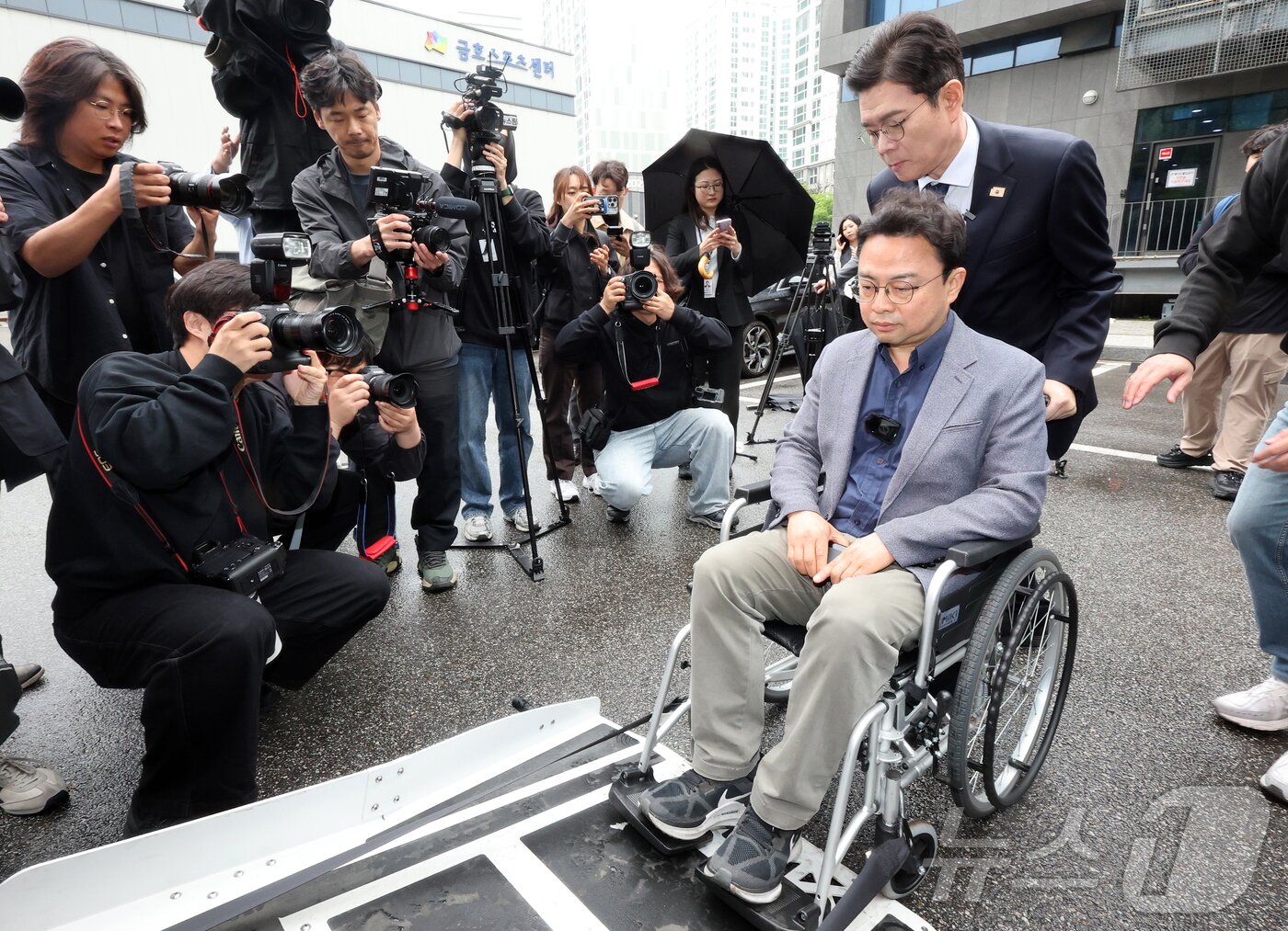 본문 이미지 - 정원오 더불어민주당 서울시장 후보가 20일 오후 서울 성동구 금호스포츠센터 주차장에서 열린 찾아가는 서울人터뷰 '장애인 콜택시편'에서 장애인 콜택시 탑승 시연을 하고 있다. 2026.4.20 ⓒ 뉴스1 김진환 기자