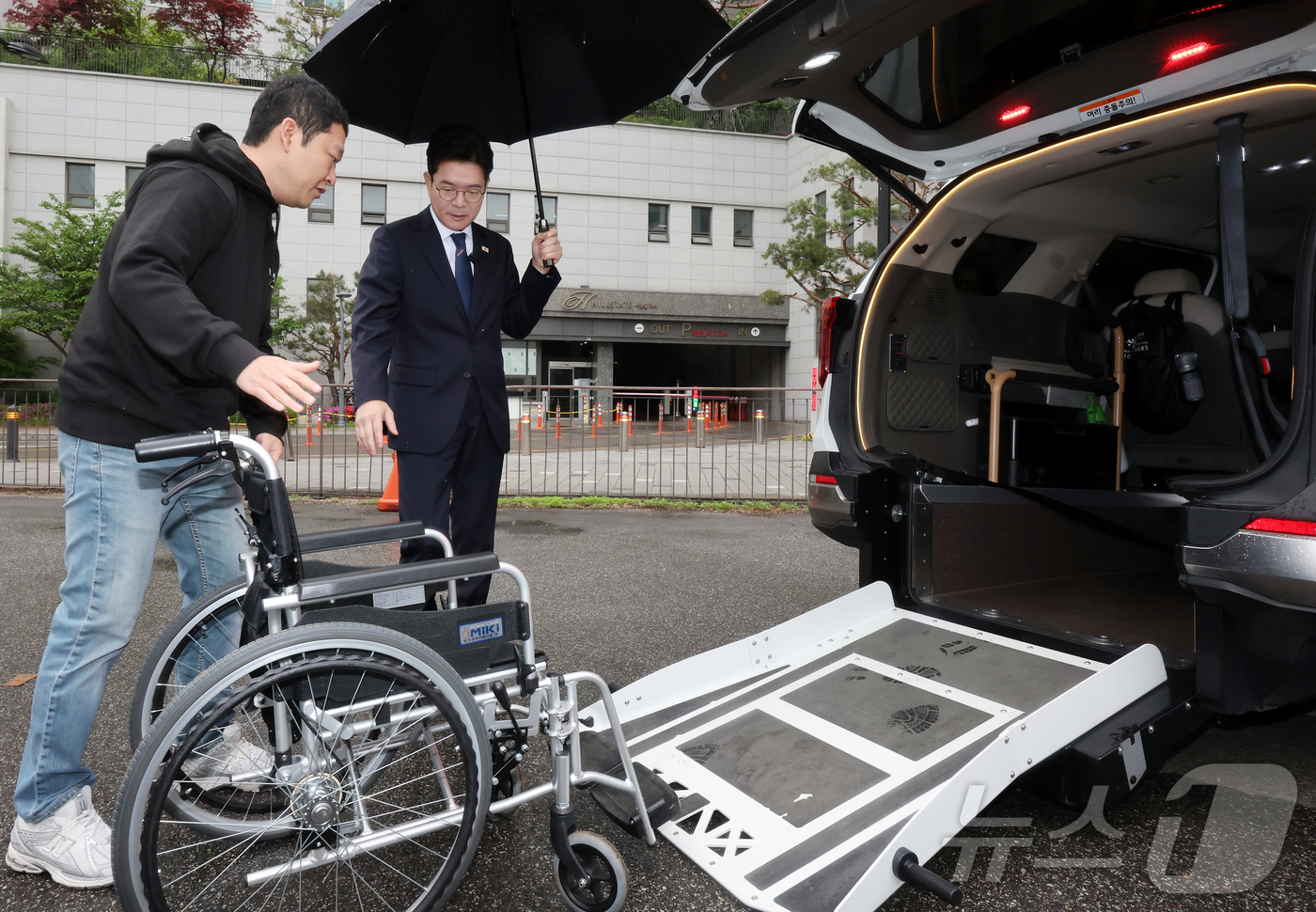 (서울=뉴스1) 김진환 기자 = 정원오 더불어민주당 서울시장 후보가 20일 오후 서울 성동구 금호스포츠센터 주차장에서 열린 찾아가는 서울人터뷰 '장애인 콜택시편'에서 장애인 콜택시 …
