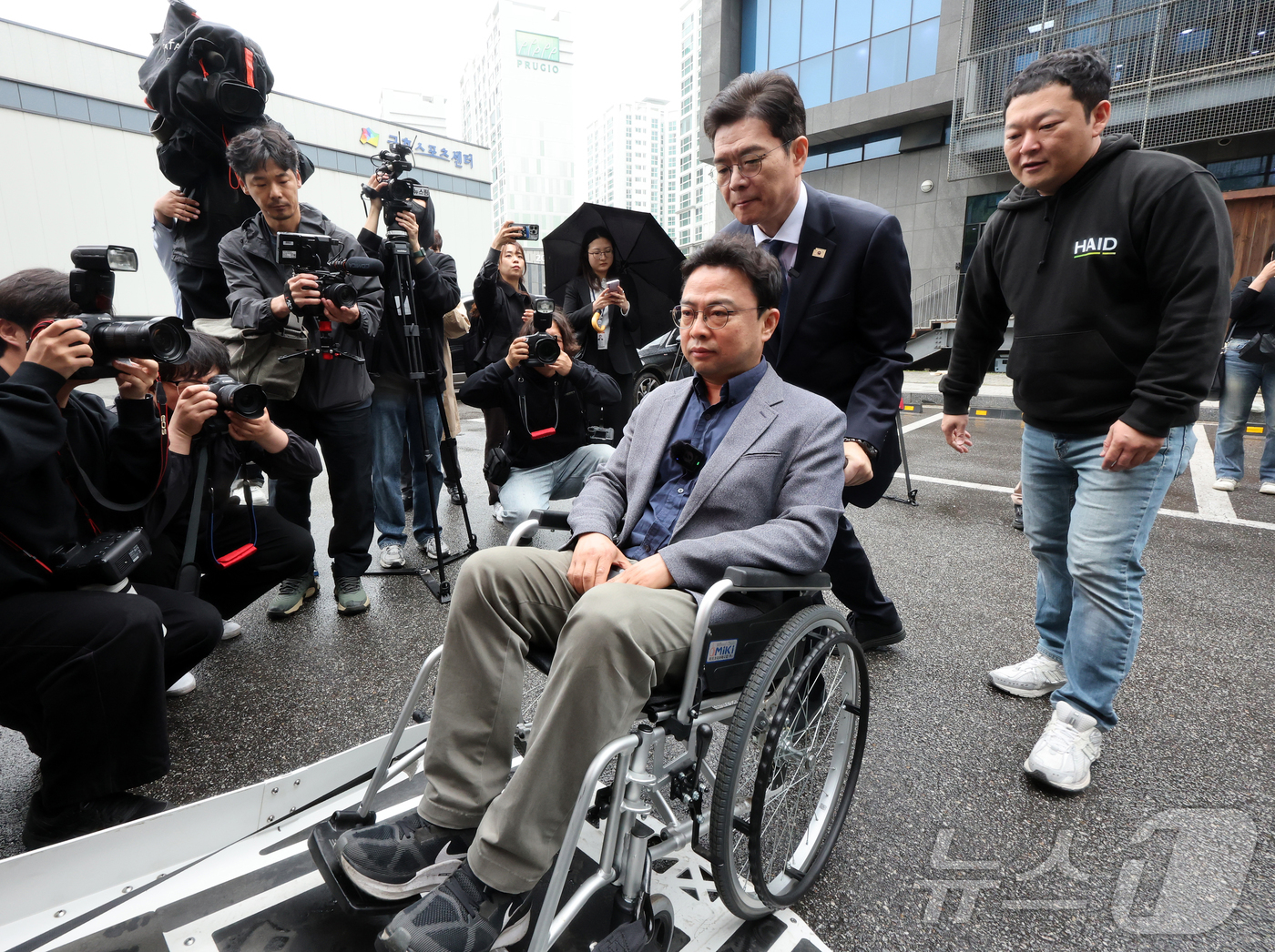 (서울=뉴스1) 김진환 기자 = 정원오 더불어민주당 서울시장 후보가 20일 오후 서울 성동구 금호스포츠센터 주차장에서 열린 찾아가는 서울人터뷰 '장애인 콜택시편'에서 장애인 콜택시 …