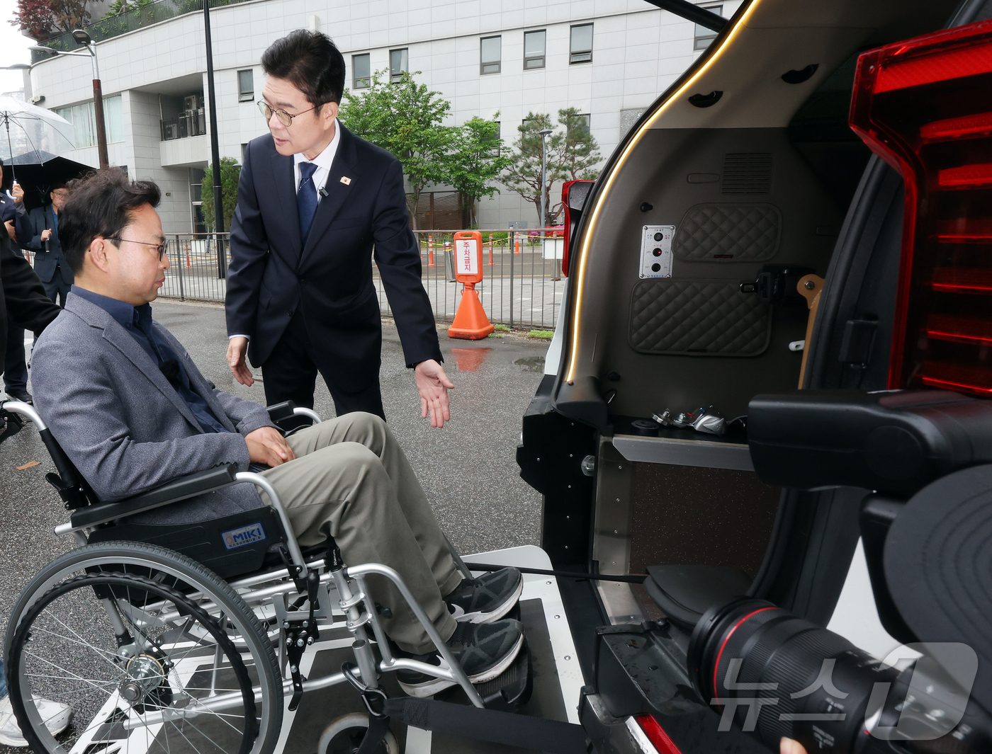 (서울=뉴스1) 김진환 기자 = 정원오 더불어민주당 서울시장 후보가 20일 오후 서울 성동구 금호스포츠센터 주차장에서 열린 찾아가는 서울人터뷰 '장애인 콜택시편'에서 장애인 콜택시 …