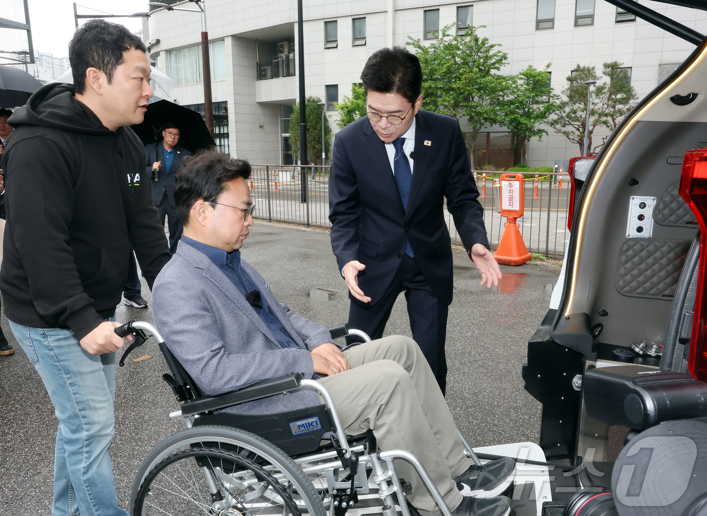 (서울=뉴스1) 김진환 기자 = 정원오 더불어민주당 서울시장 후보가 20일 오후 서울 성동구 금호스포츠센터 주차장에서 열린 찾아가는 서울人터뷰 '장애인 콜택시편'에서 장애인 콜택시 …