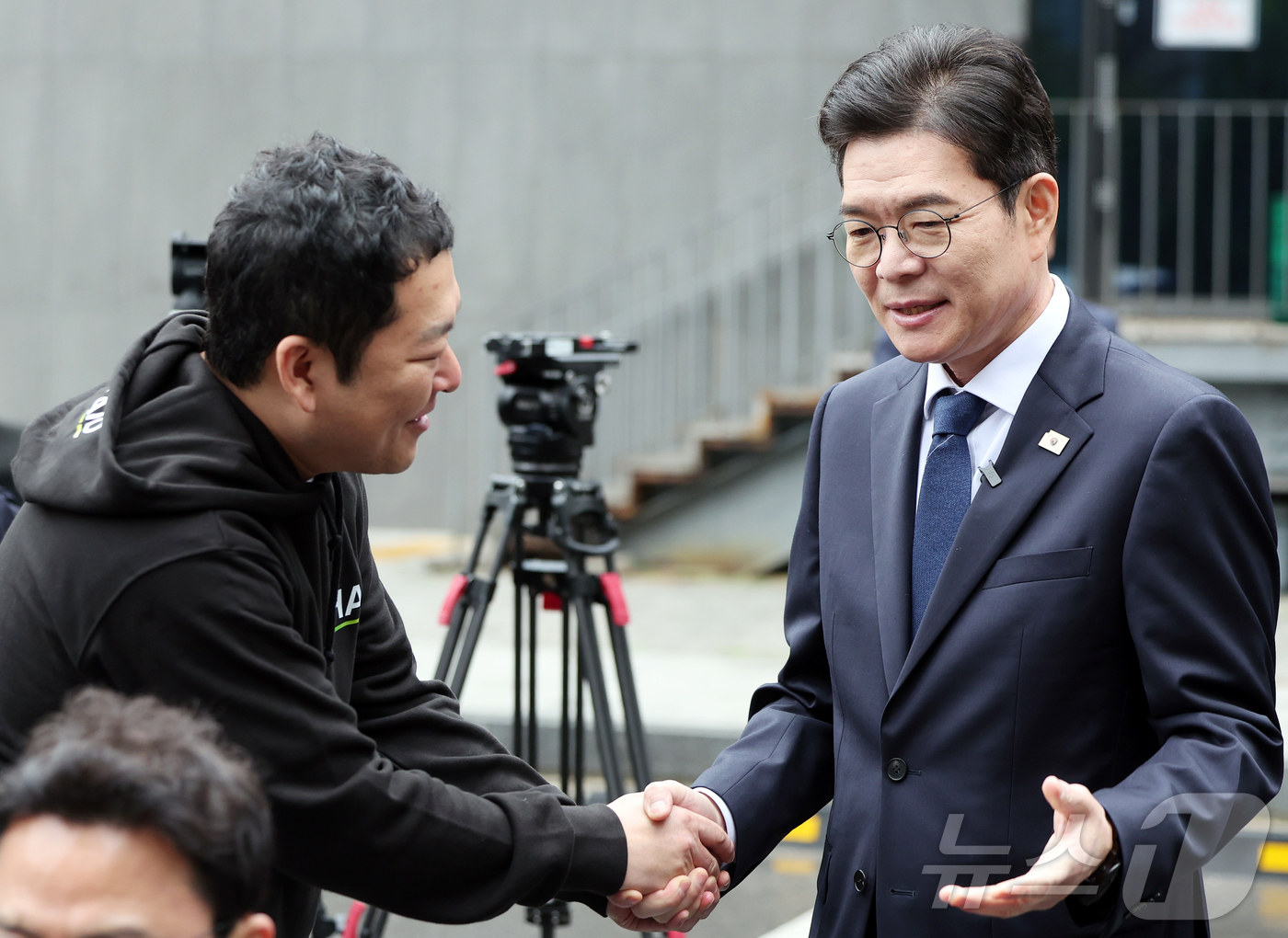 (서울=뉴스1) 김진환 기자 = 정원오 더불어민주당 서울시장 후보가 20일 오후 서울 성동구 금호스포츠센터 주차장에서 열린 찾아가는 서울人터뷰 '장애인 콜택시편'에서 장애인 콜택시 …