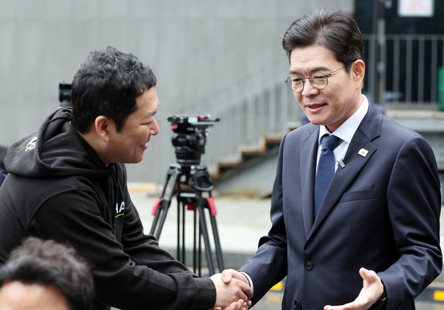 장애인 콜택시 업체 대표와 대화 나누는 정원오 후보