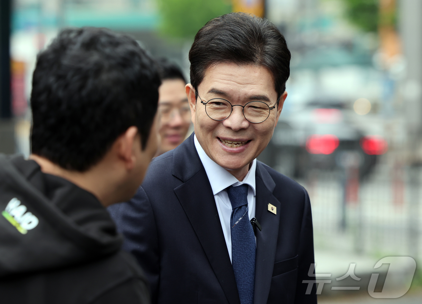 (서울=뉴스1) 김진환 기자 = 정원오 더불어민주당 서울시장 후보가 20일 오후 서울 성동구 금호스포츠센터 주차장에서 열린 찾아가는 서울人터뷰 '장애인 콜택시편'에서 장애인 콜택시 …